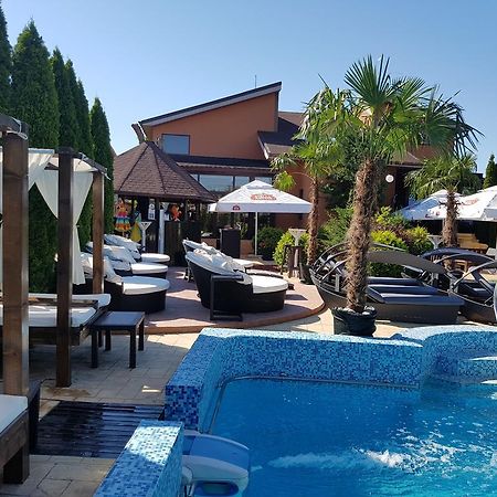 Rixo'S Guesthouse Circea Bagian luar foto