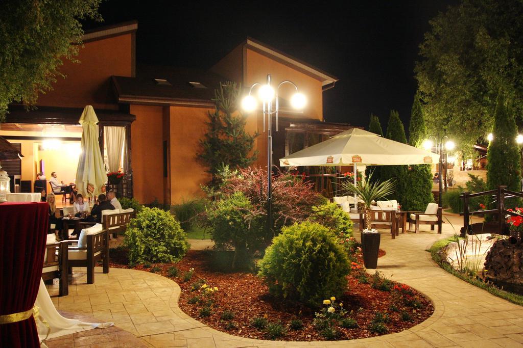 Rixo'S Guesthouse Circea Bagian luar foto