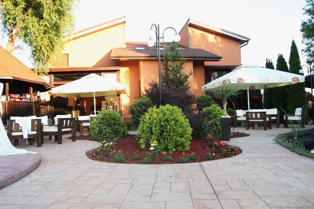 Rixo'S Guesthouse Circea Bagian luar foto