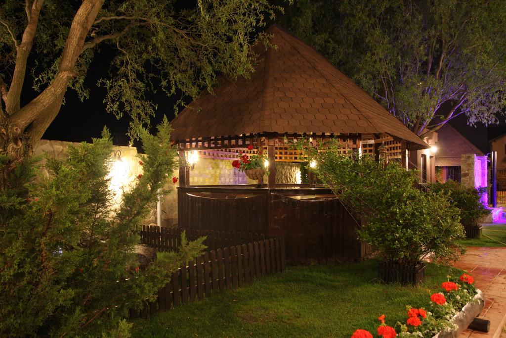 Rixo'S Guesthouse Circea Bagian luar foto