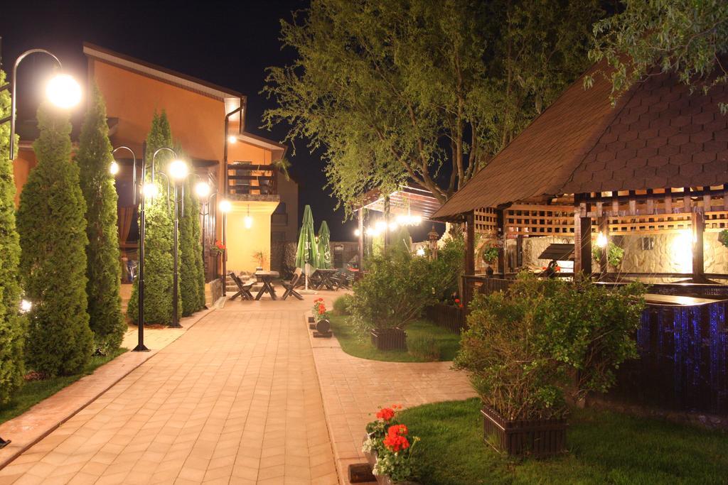 Rixo'S Guesthouse Circea Bagian luar foto