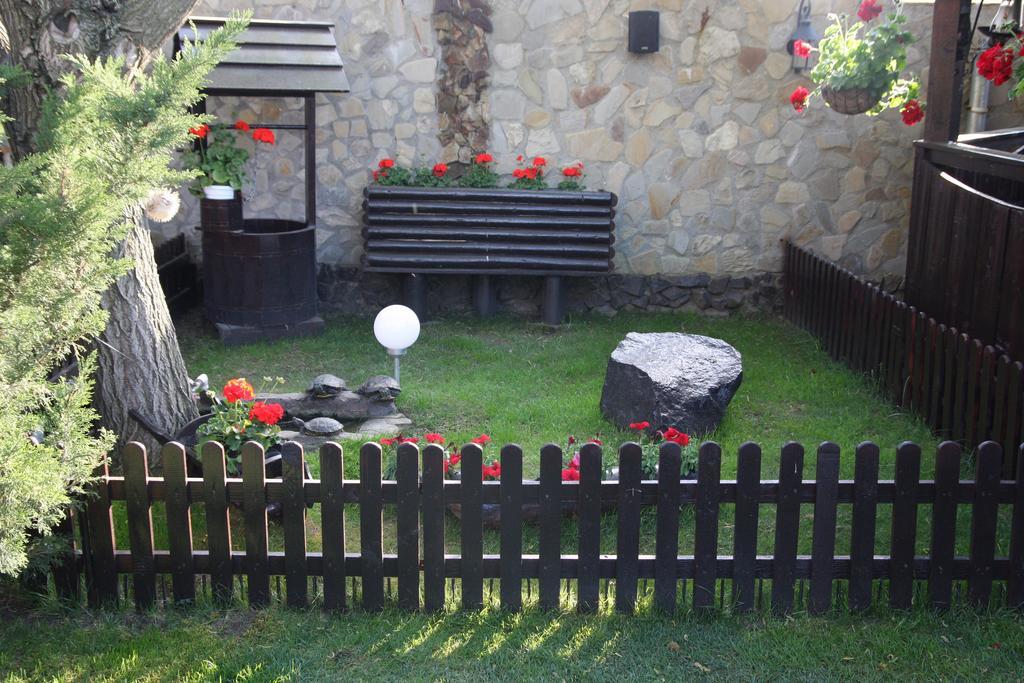 Rixo'S Guesthouse Circea Bagian luar foto