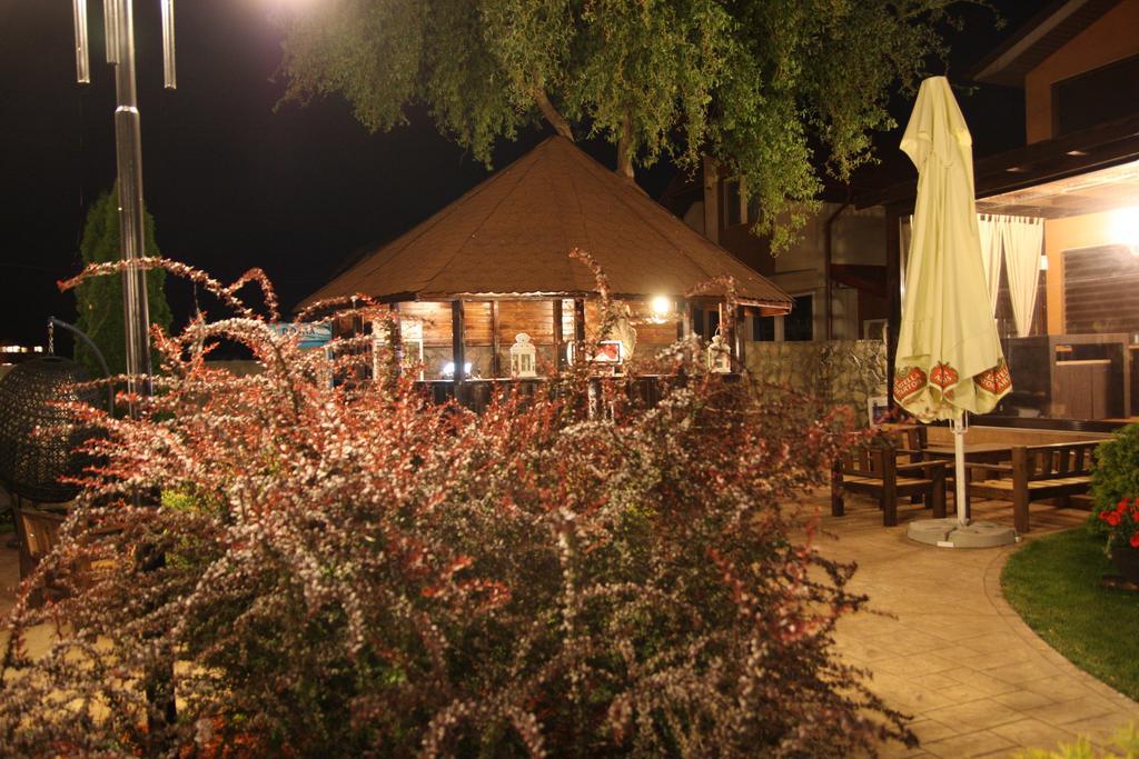Rixo'S Guesthouse Circea Bagian luar foto