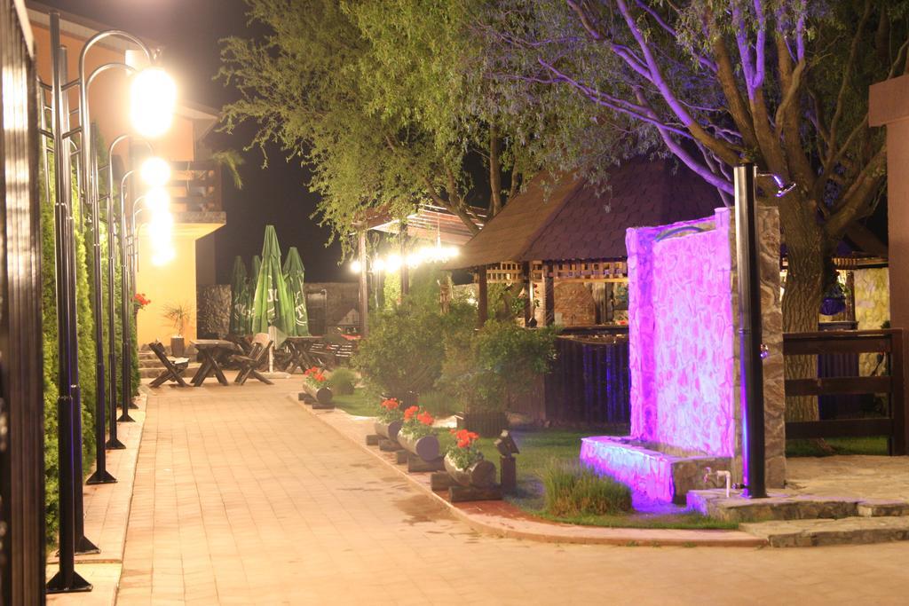 Rixo'S Guesthouse Circea Bagian luar foto