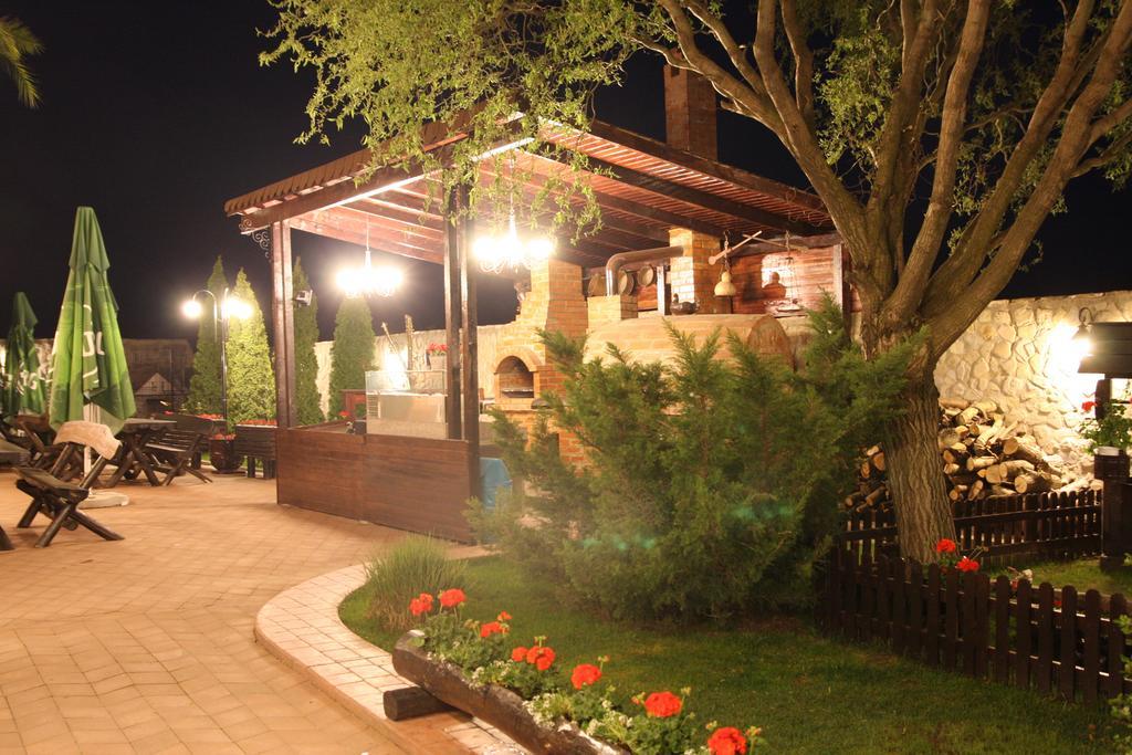 Rixo'S Guesthouse Circea Bagian luar foto