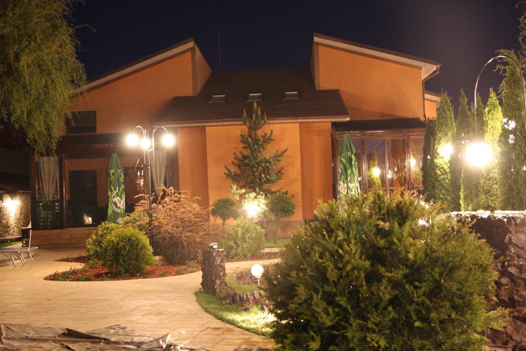 Rixo'S Guesthouse Circea Bagian luar foto