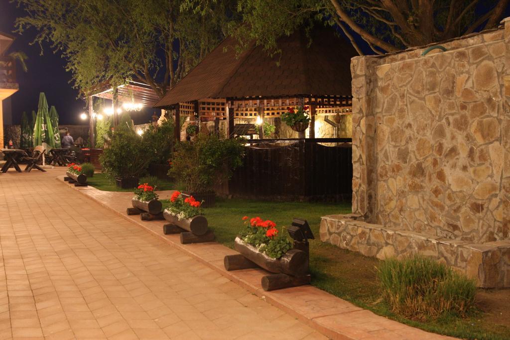 Rixo'S Guesthouse Circea Bagian luar foto
