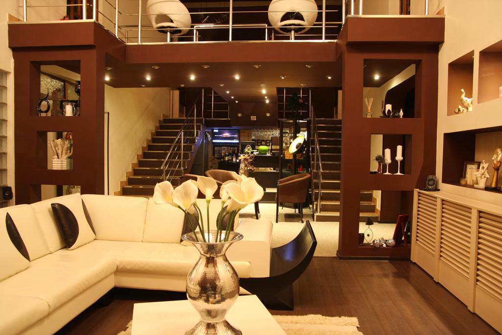 Rixo'S Guesthouse Circea Bagian luar foto