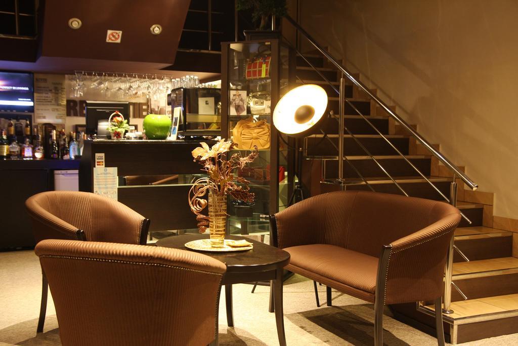 Rixo'S Guesthouse Circea Bagian luar foto