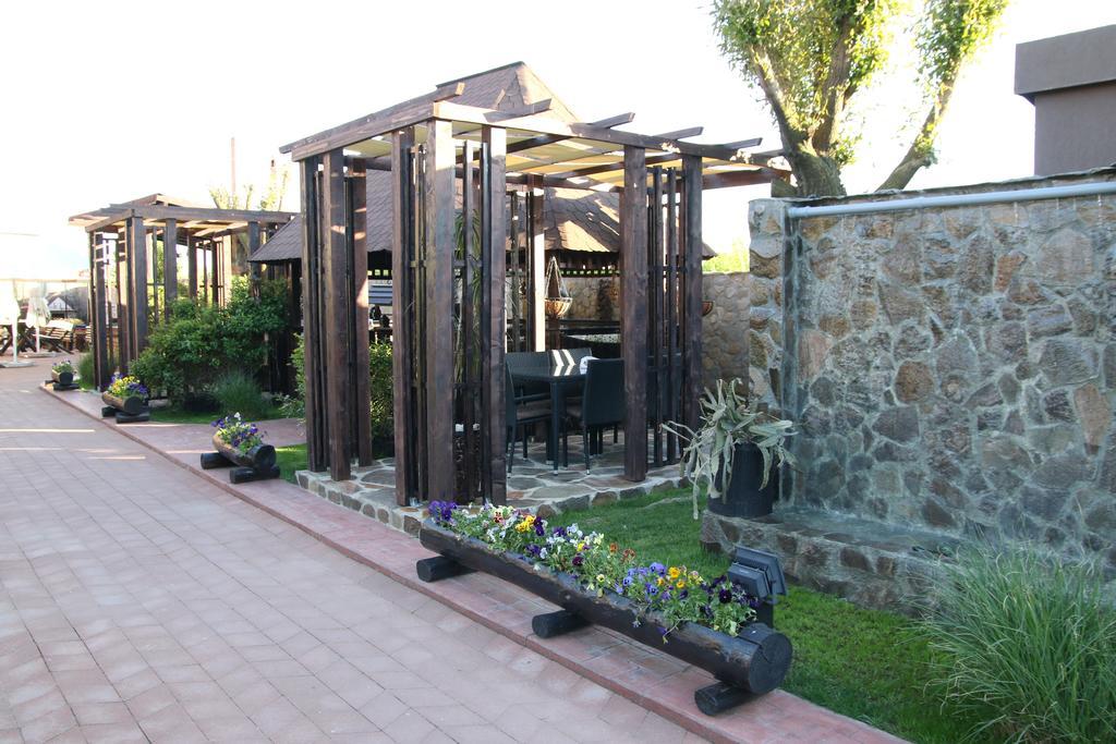 Rixo'S Guesthouse Circea Bagian luar foto