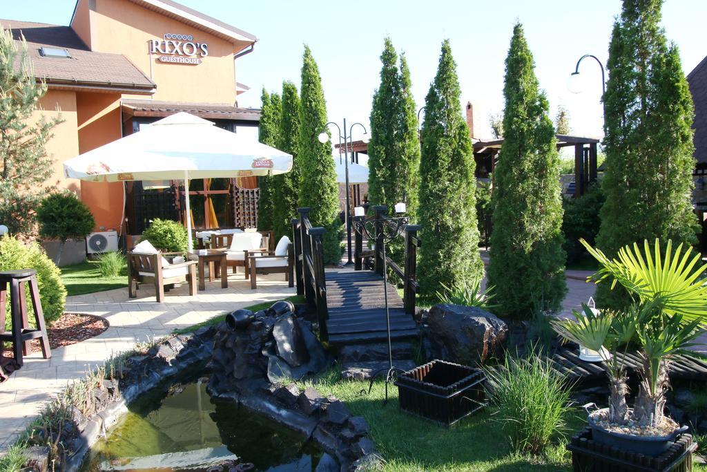 Rixo'S Guesthouse Circea Bagian luar foto