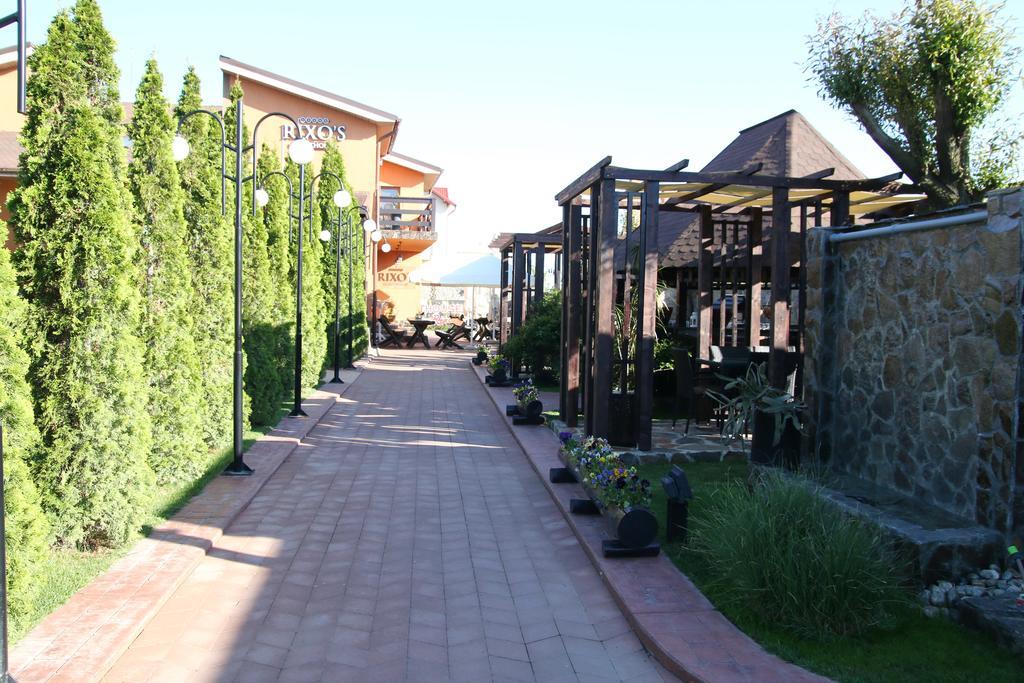 Rixo'S Guesthouse Circea Bagian luar foto