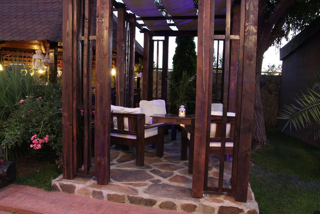 Rixo'S Guesthouse Circea Bagian luar foto