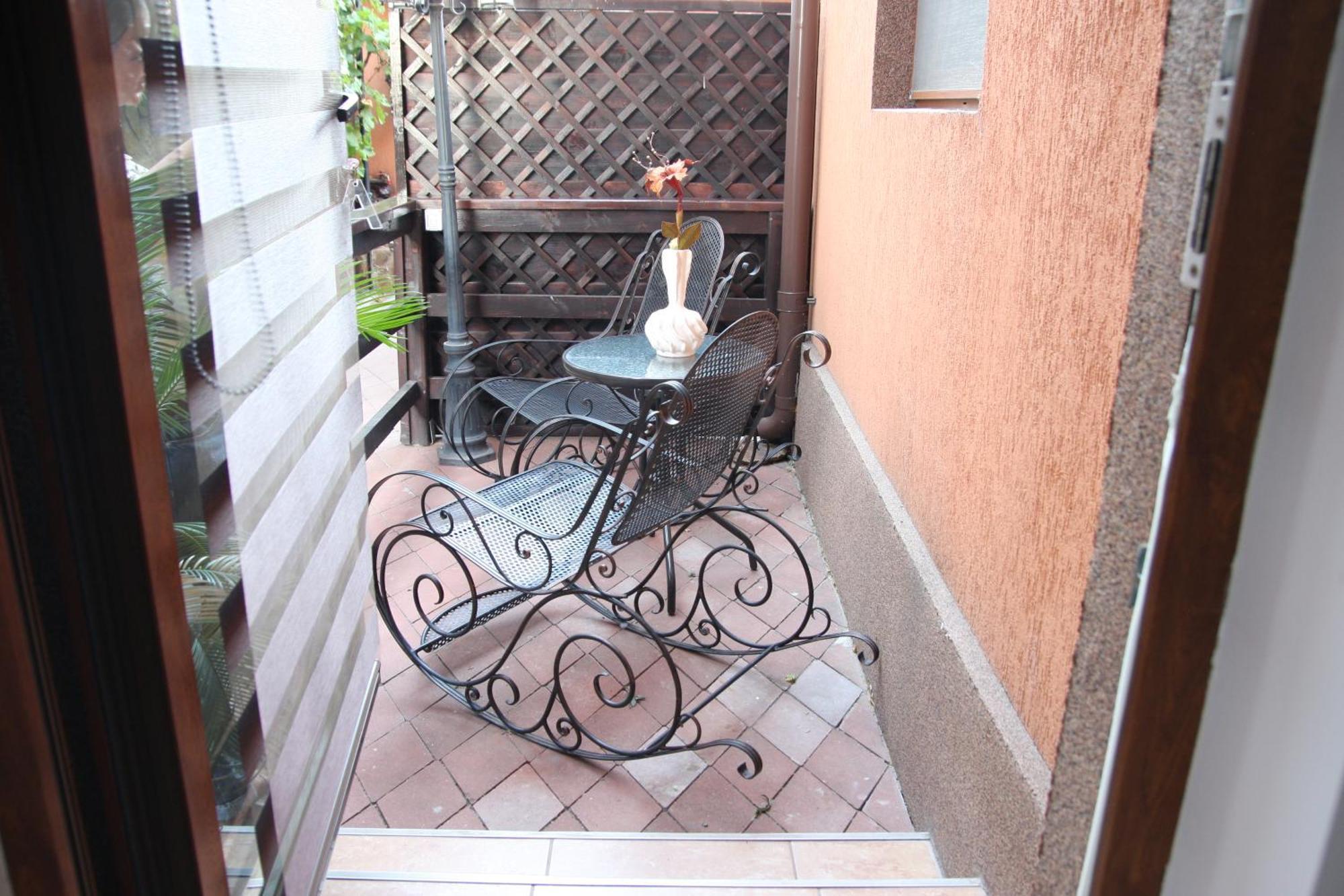 Rixo'S Guesthouse Circea Bagian luar foto