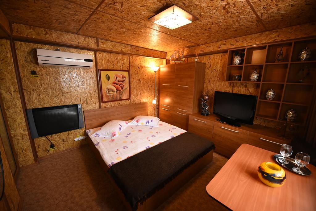 Rixo'S Guesthouse Circea Bagian luar foto