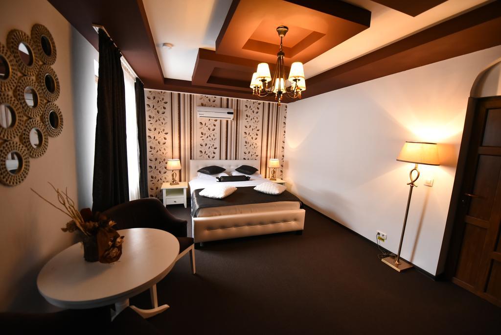 Rixo'S Guesthouse Circea Bagian luar foto