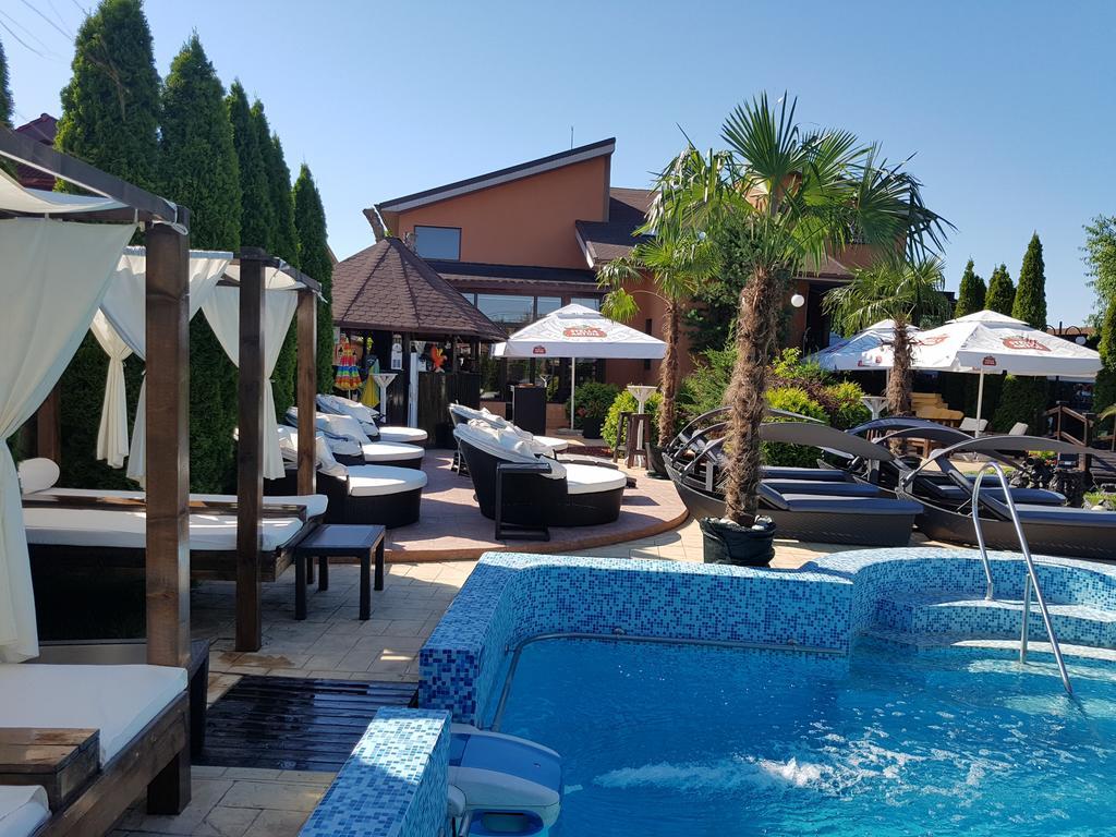 Rixo'S Guesthouse Circea Bagian luar foto